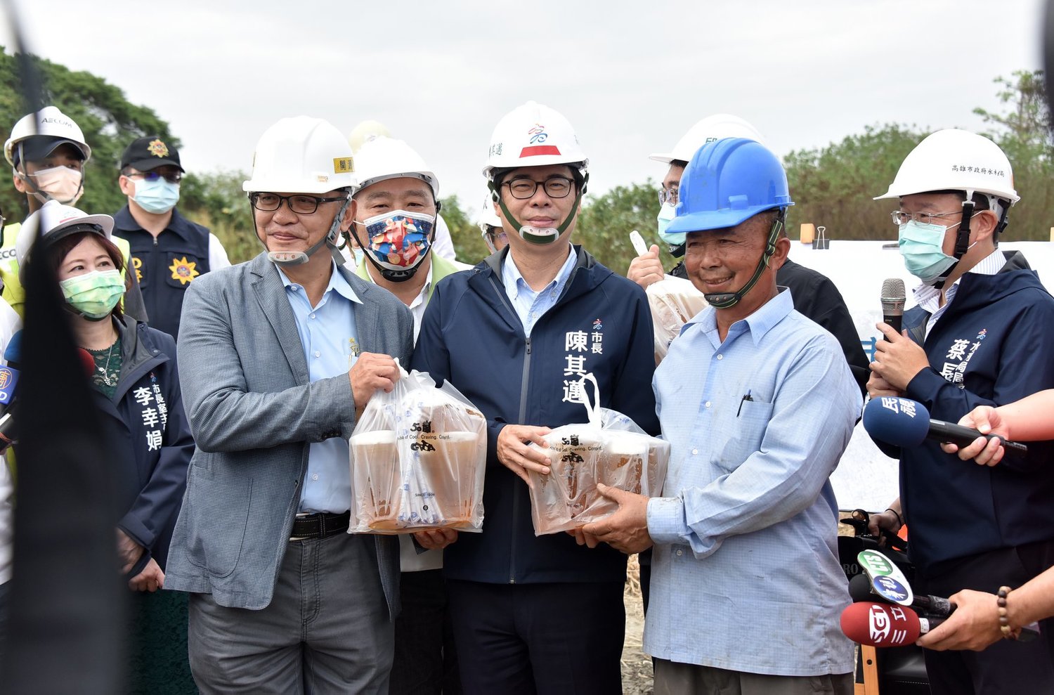 陳其邁感謝水利局、以及第一線工程人員全力趕工。 圖:翻攝自陳其邁臉書 陳其邁感謝水利局、以及第一線工程人員全力趕工。 圖:翻攝自陳其邁臉書