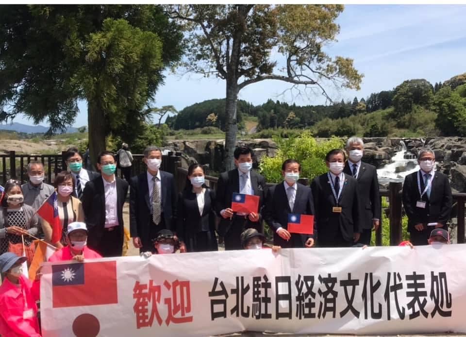 駐日代表謝長廷前往九州鹿兒島縣進行2天的訪問,他在臉書上發文表示,這兩天在鹿兒島所到之處,都有國旗,從旅館到山上的餐廳、海洋的船舶都可見青天白日飄揚。 圖:擷自謝長廷臉書 駐日代表謝長廷前往九州鹿兒島縣進行2天的訪問,他在臉書上發文表示,這兩天在鹿兒島所到之處,都有國旗,從旅館到山上的餐廳、海洋的船舶都可見青天白日飄揚。 圖:擷自謝長廷臉書