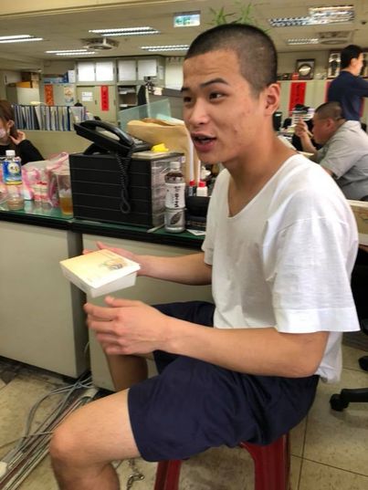 時代力量立委邱顯智28日晚間指出,警方疑似為趙介佑提供「特別服務」,讓他在警局面見借提的嫌犯。 圖 : 翻攝自趙介佑臉書 時代力量立委邱顯智28日晚間指出,警方疑似為趙介佑提供「特別服務」,讓他在警局面見借提的嫌犯。 圖 : 翻攝自趙介佑臉書