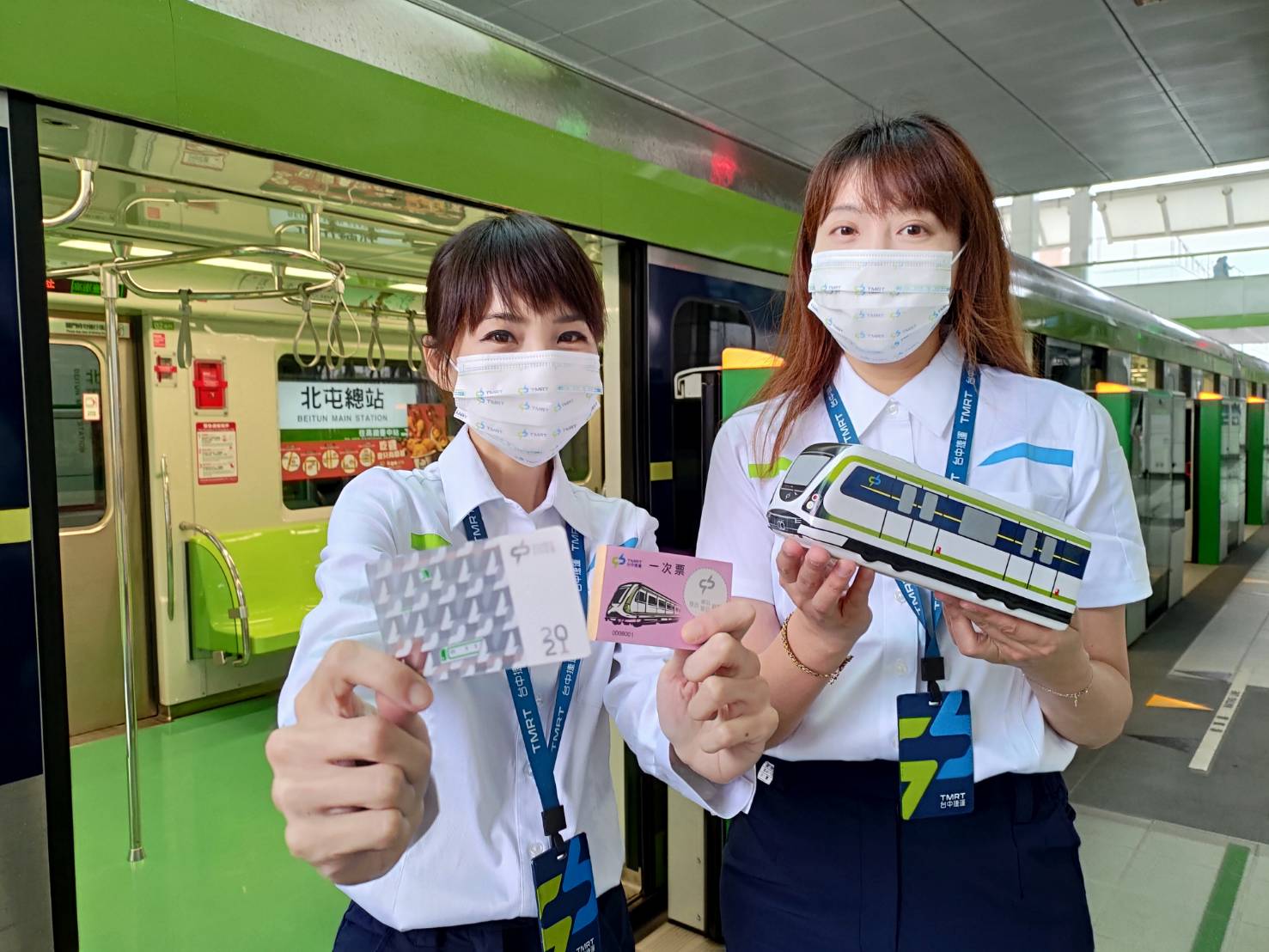 中捷在五一連假大促銷,乘客有會獲得免費乘車券、紀念卡及通車紀念酒。 台中捷運公司/提供 中捷在五一連假大促銷,乘客有會獲得免費乘車券、紀念卡及通車紀念酒。 台中捷運公司/提供