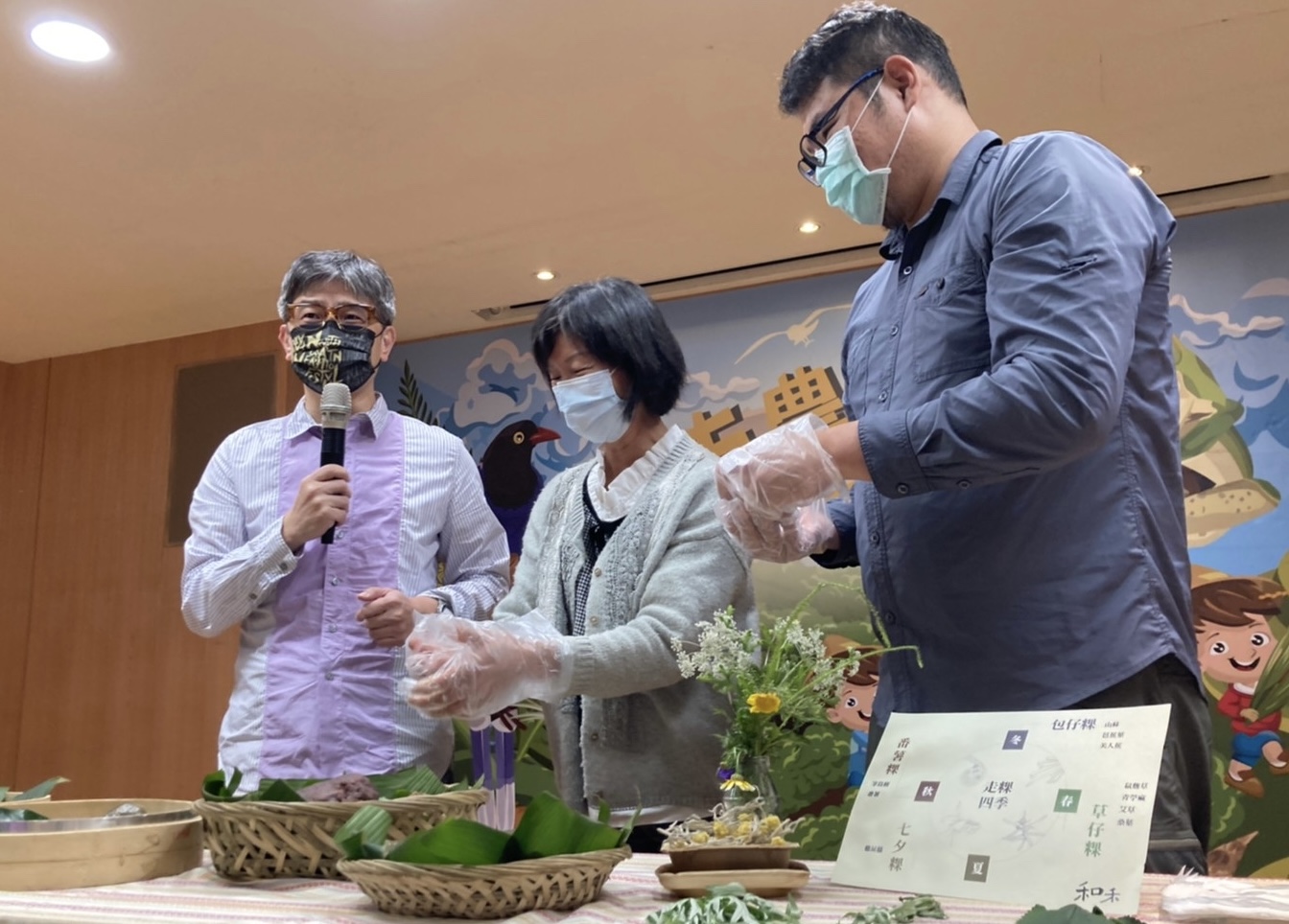 農業局長李玟(左)、農友代表陳桂鳳(中)及人禾基金會保育處長薛博聞(右)共同推廣新北農遊體驗。 圖:新北市農業局提供 農業局長李玟(左)、農友代表陳桂鳳(中)及人禾基金會保育處長薛博聞(右)共同推廣新北農遊體驗。 圖:新北市農業局提供