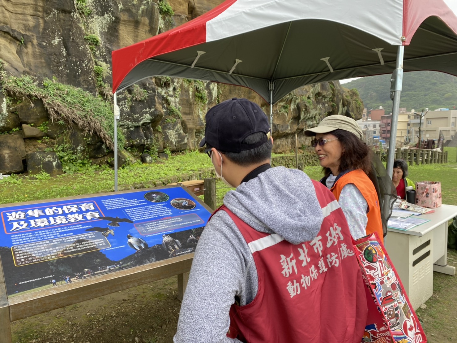 導覽協會志工向動保處人員說明深澳遊隼告示牌。 圖:新北市動保處提供 導覽協會志工向動保處人員說明深澳遊隼告示牌。 圖:新北市動保處提供