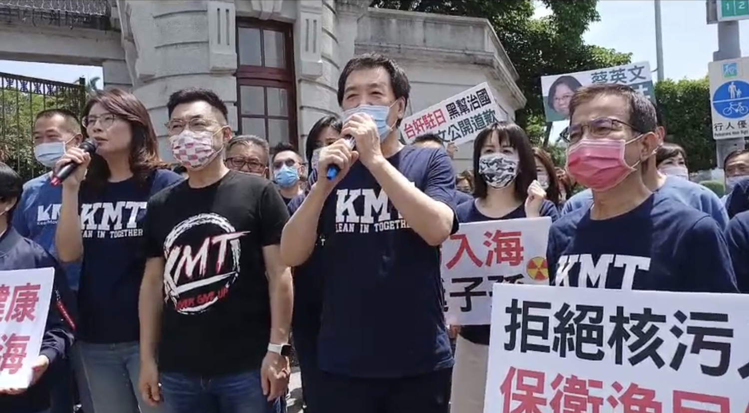 國民黨團今赴總統府抗議,要求駐日代表謝長廷立刻下台,並要求蔡英文總統出面。 圖:翻攝國民黨立法院黨團臉書直播 國民黨團今赴總統府抗議,要求駐日代表謝長廷立刻下台,並要求蔡英文總統出面。 圖:翻攝國民黨立法院黨團臉書直播