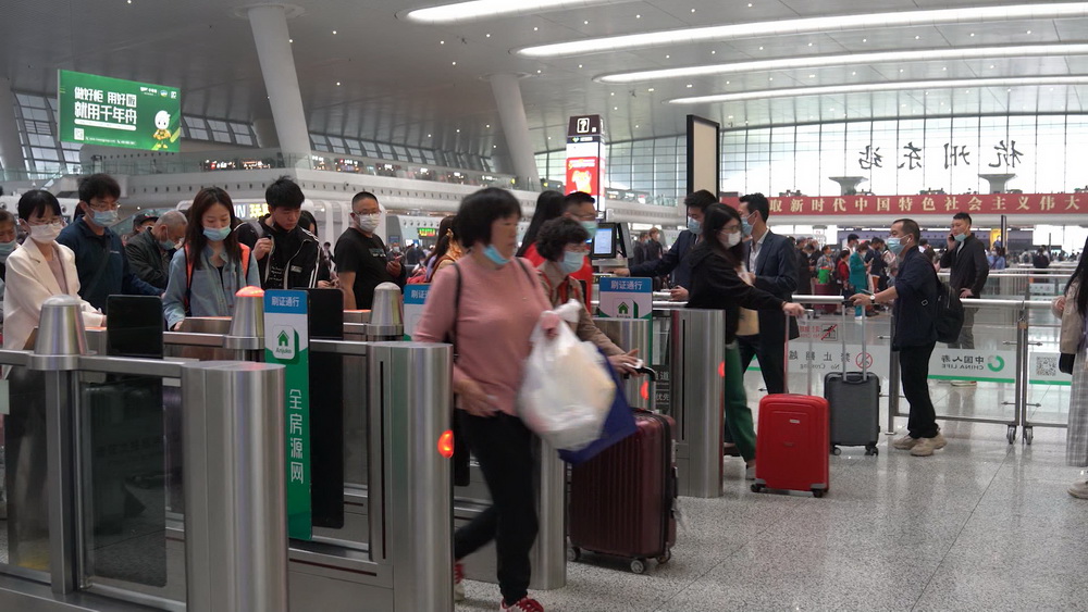 杭州東站候車大廳內,旅客在有序檢票進站。 圖:取自中國鐵路上海局集團 杭州東站候車大廳內,旅客在有序檢票進站。 圖:取自中國鐵路上海局集團