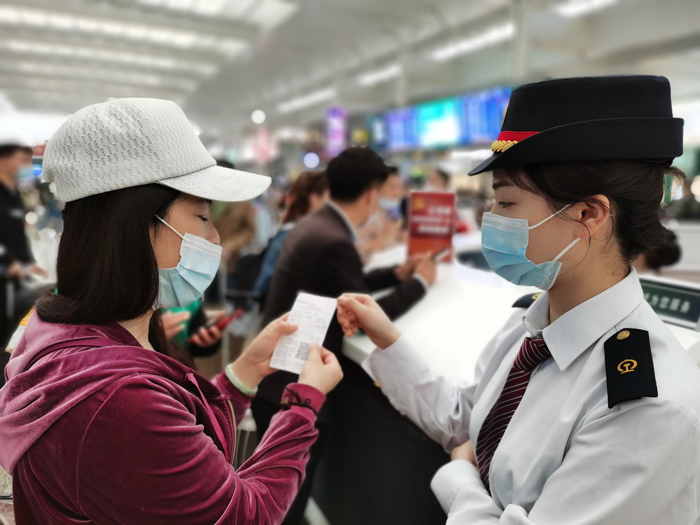 上海虹橋站服務人員為旅客提供諮詢服務。 圖:取自中國鐵路上海局集團 上海虹橋站服務人員為旅客提供諮詢服務。 圖:取自中國鐵路上海局集團