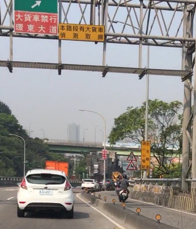 北山大橋銜接環東大道入口禁行大貨車實施科技執法,目前已啟用執行,依法取締並記點,駕駛人勿違規行駛。 圖/汐止警好讚 臉書粉專 北山大橋銜接環東大道入口禁行大貨車實施科技執法,目前已啟用執行,依法取締並記點,駕駛人勿違規行駛。 圖/汐止警好讚 臉書粉專
