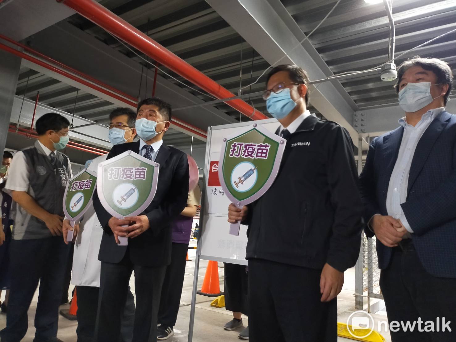 衛福不長陳時中和桃園市長鄭文燦下午前往部立桃園醫院視察防疫旅館業者接種AZ疫苗情形,呼籲符合資格者踴躍接種。 圖:林昀真/攝 衛福不長陳時中和桃園市長鄭文燦下午前往部立桃園醫院視察防疫旅館業者接種AZ疫苗情形,呼籲符合資格者踴躍接種。 圖:林昀真/攝