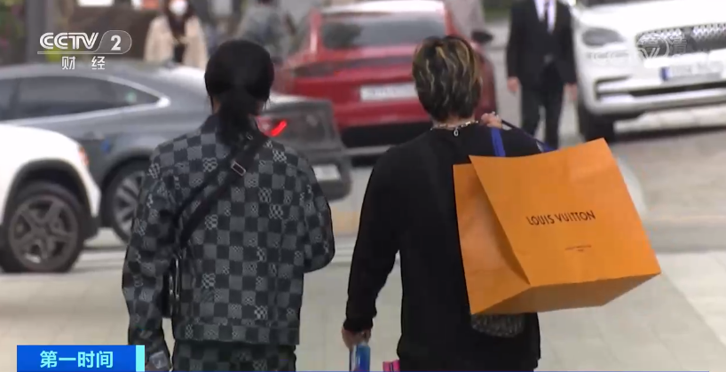 精品常被視為身分地位的表徵,引發韓國年輕人搶購。 圖 : 翻攝自CCTV 精品常被視為身分地位的表徵,引發韓國年輕人搶購。 圖 : 翻攝自CCTV