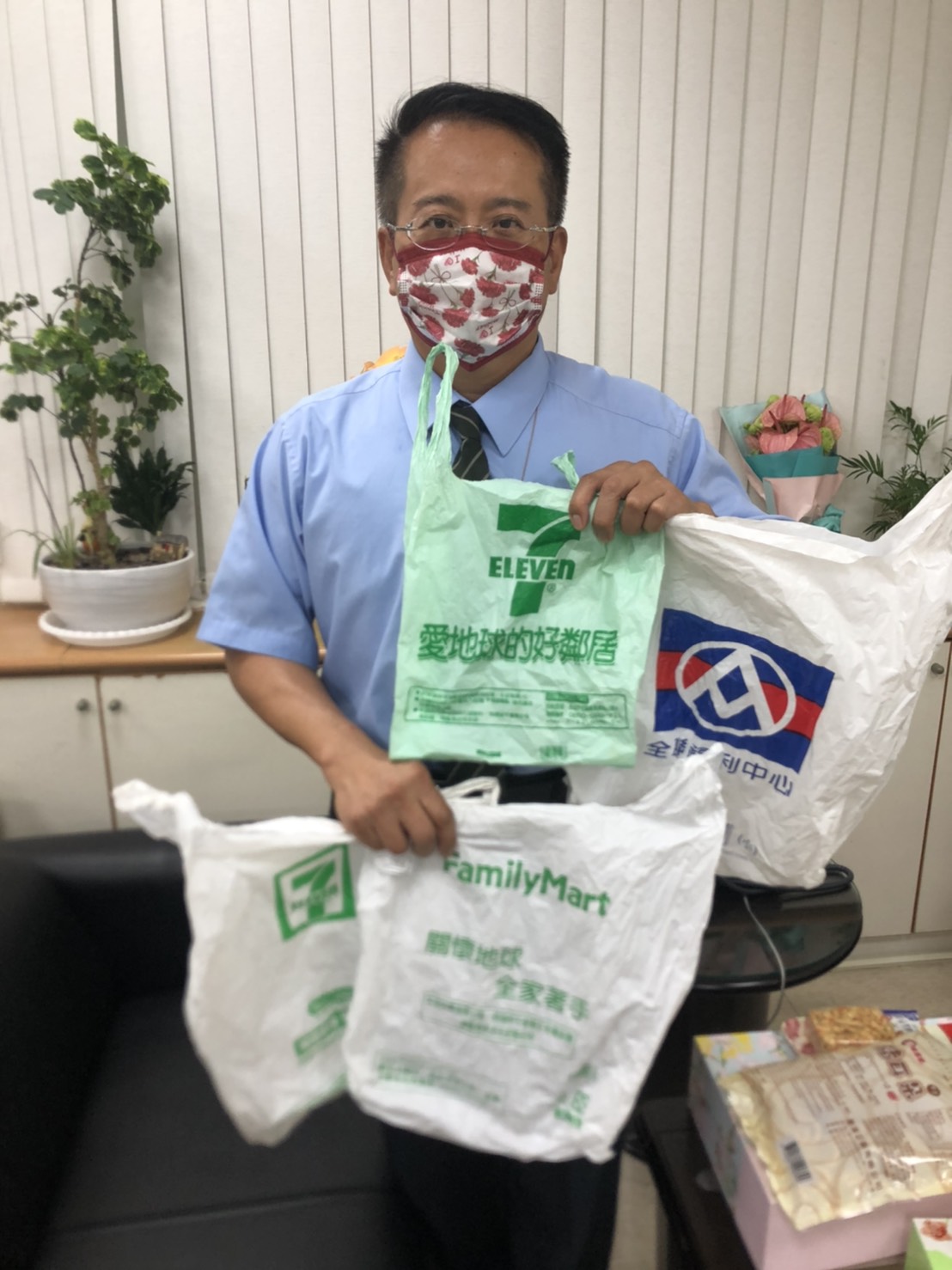民進黨籍議員蔡旺詮提醒環保局,垃圾袋是否透明,一般民眾對於標準感到疑惑,甚至有不少人不知道此項政策。 圖:黃博郎/攝 民進黨籍議員蔡旺詮提醒環保局,垃圾袋是否透明,一般民眾對於標準感到疑惑,甚至有不少人不知道此項政策。 圖:黃博郎/攝