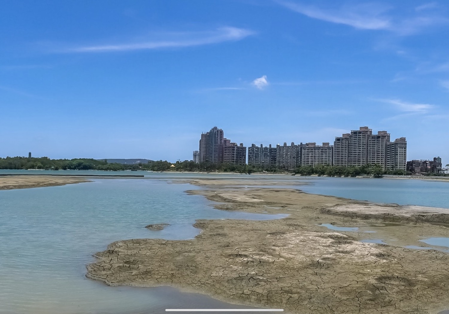 澄清湖日前一度露出沙洲。 圖:高雄市政府提供 澄清湖日前一度露出沙洲。 圖:高雄市政府提供