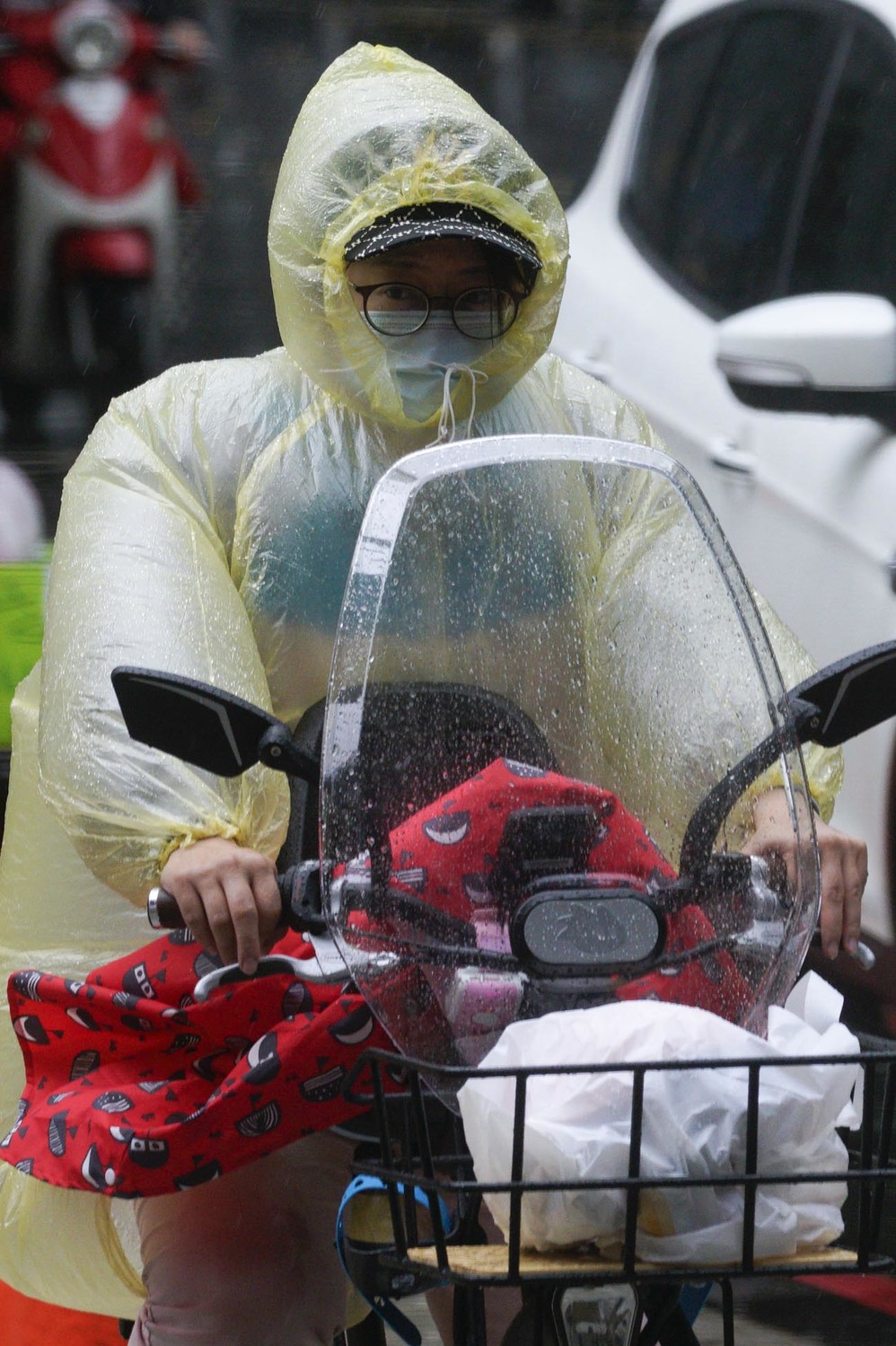 一位民眾在大雨中騎腳踏車。 圖:張良一/攝 一位民眾在大雨中騎腳踏車。 圖:張良一/攝
