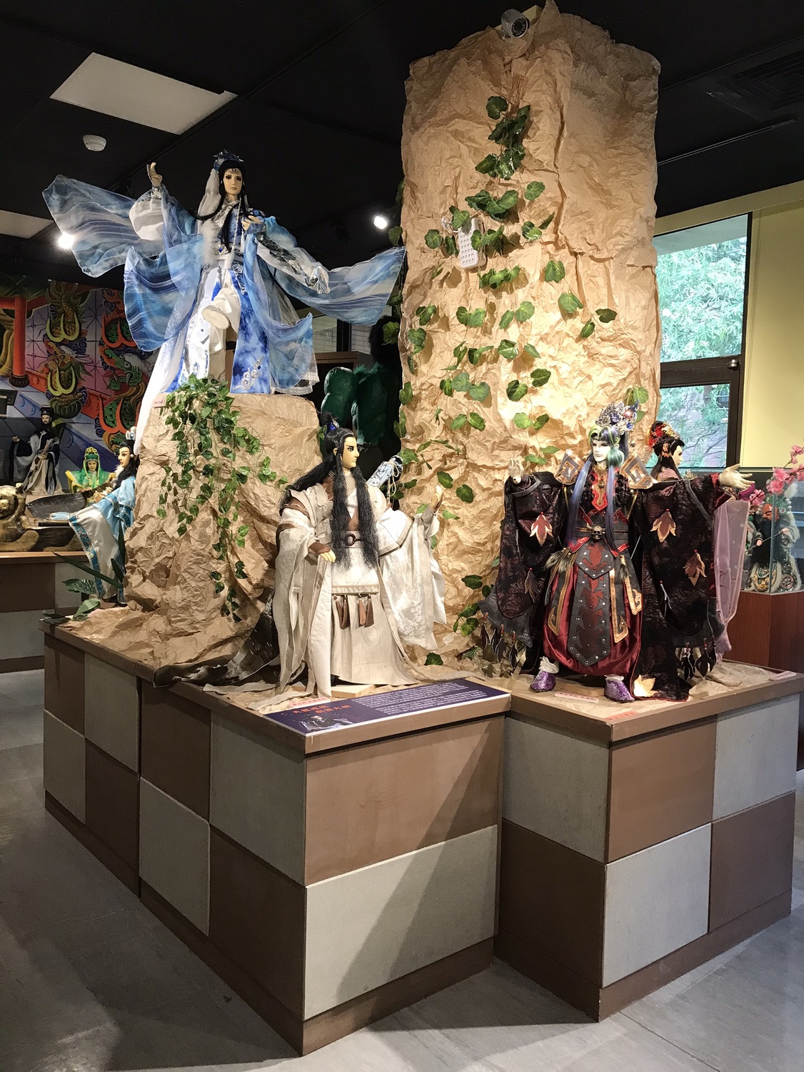 「蘇俊穎木偶劇團十週年特展」看家戲「天龍遊俠」主角展示區。 圖:新北市文化局提供 「蘇俊穎木偶劇團十週年特展」看家戲「天龍遊俠」主角展示區。 圖:新北市文化局提供