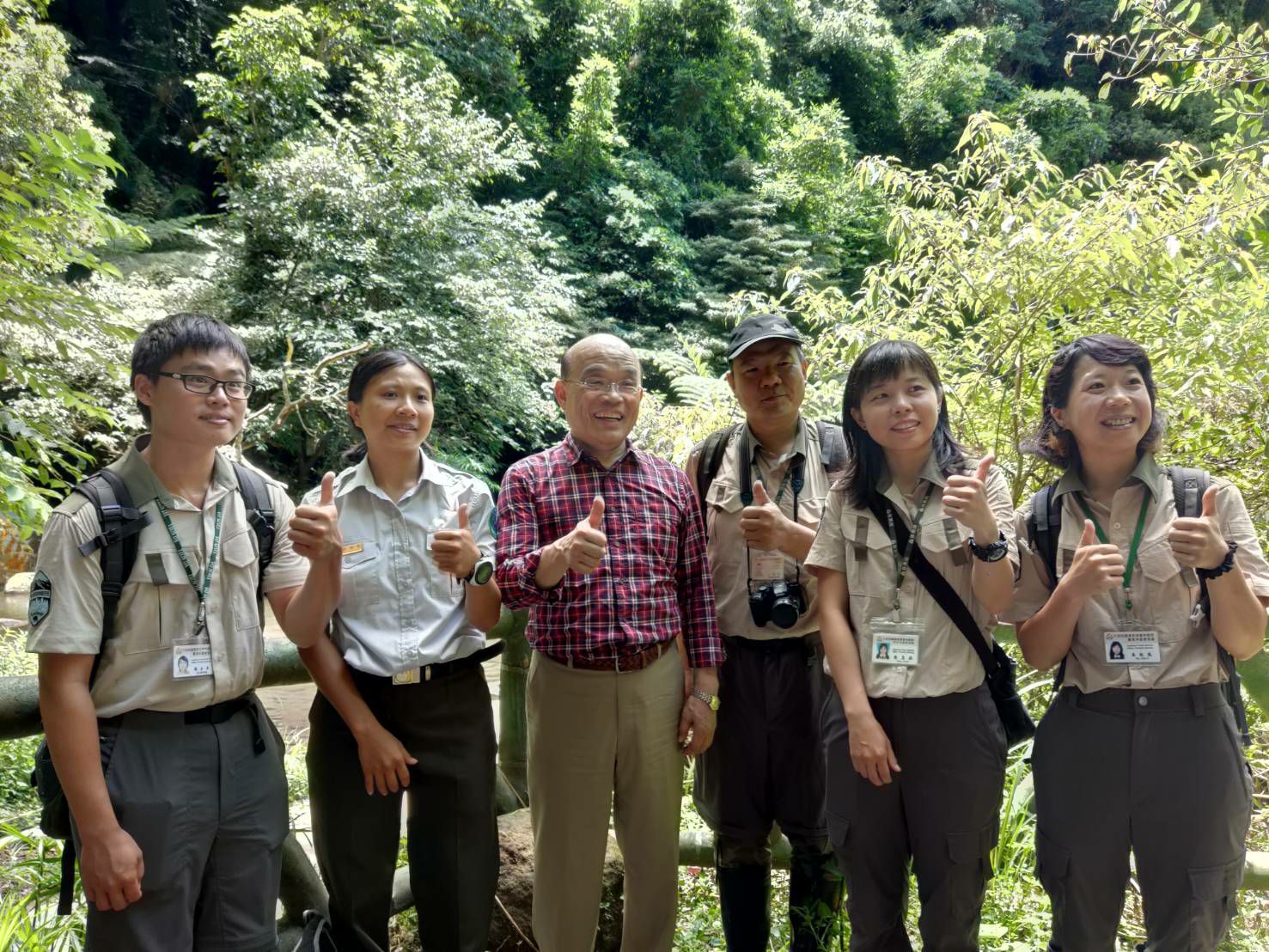 行政院長蘇貞昌曾於去年7月10日視察陽明山國家公園大屯瀑布,和保育巡查員合影。 圖:內政部提供 行政院長蘇貞昌曾於去年7月10日視察陽明山國家公園大屯瀑布,和保育巡查員合影。 圖:內政部提供