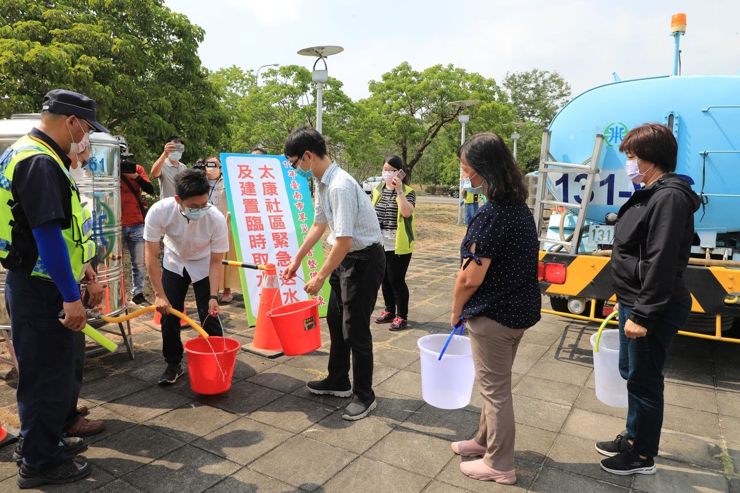 台南市政府召集相關單位辦理抗旱整備演練,模擬停水廣播緊急送水及建置臨時取水點等三情境。 圖:台南市政府提供 台南市政府召集相關單位辦理抗旱整備演練,模擬停水廣播緊急送水及建置臨時取水點等三情境。 圖:台南市政府提供