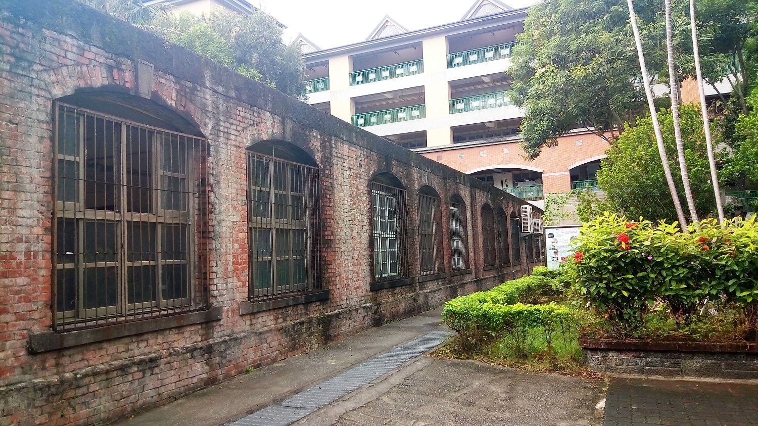 歷史建築「新莊原興直公學校舊校舍」背面。 圖:新北文化局/提供 歷史建築「新莊原興直公學校舊校舍」背面。 圖:新北文化局/提供