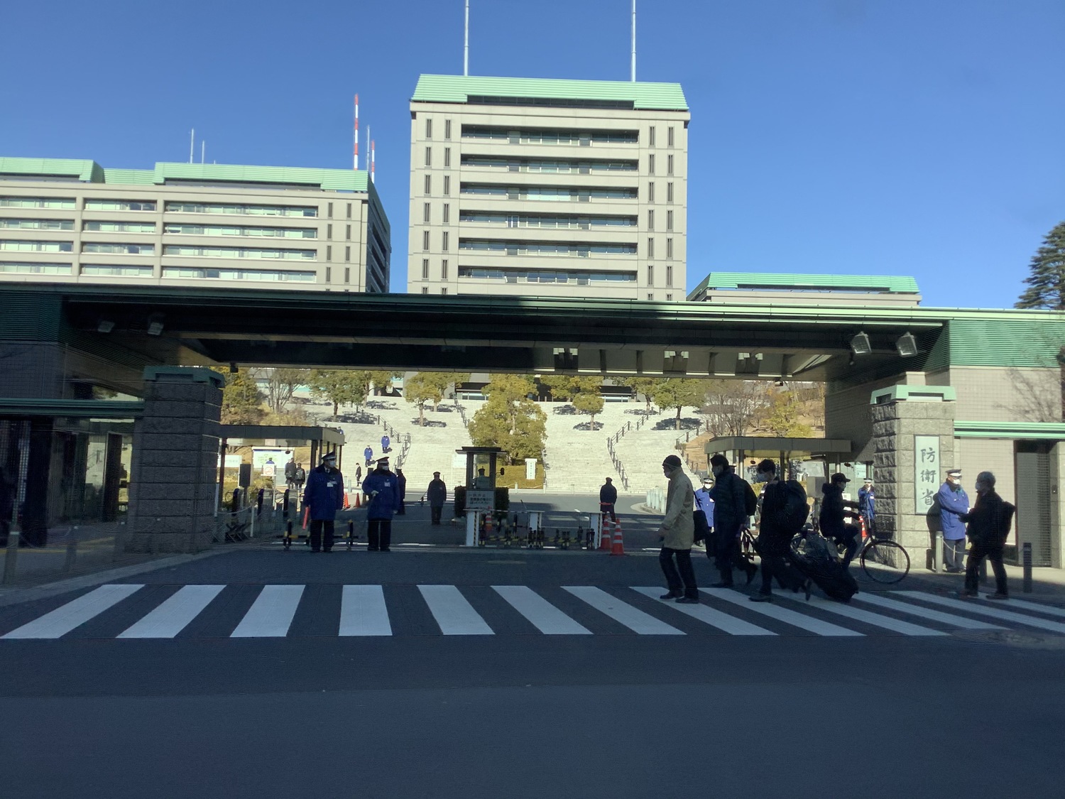 東京是否能有一天打一萬人的疫苗接種中心,疫苗大臣河野太郎表示端看防衛省。 圖:劉黎兒攝 東京是否能有一天打一萬人的疫苗接種中心,疫苗大臣河野太郎表示端看防衛省。 圖:劉黎兒攝