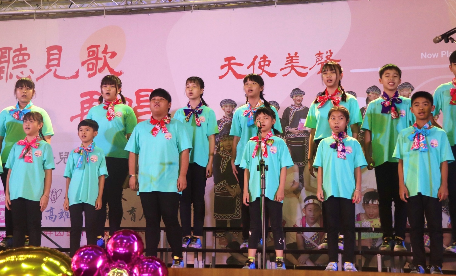 新威國小合唱團自信站上舞台。 圖:高雄市教育局提供 新威國小合唱團自信站上舞台。 圖:高雄市教育局提供