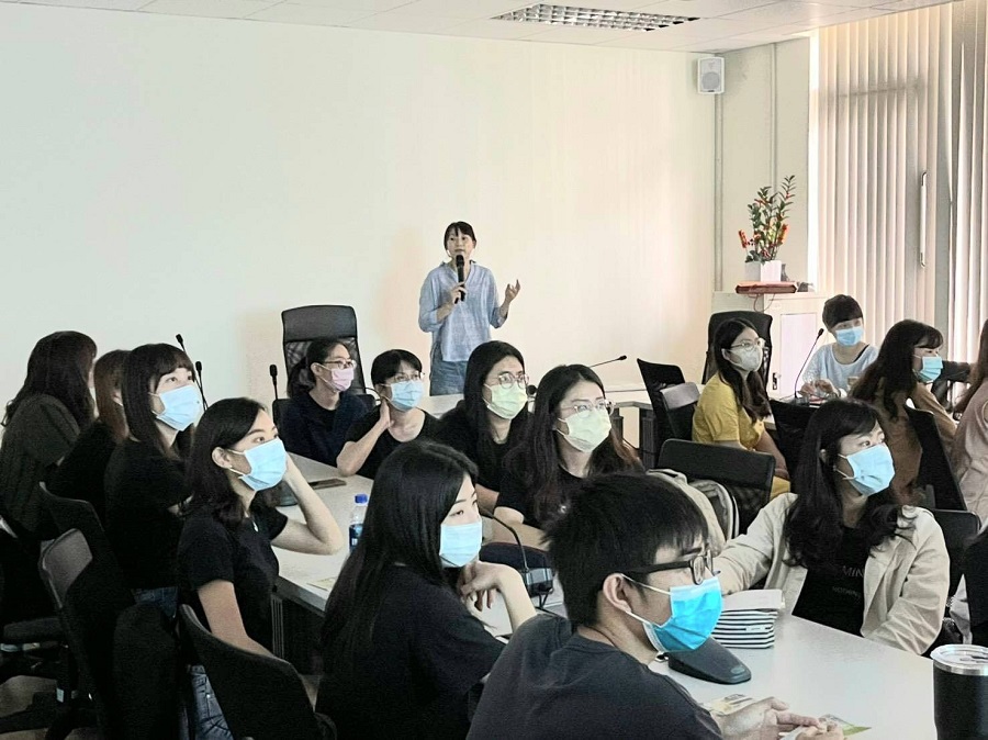 毒防局以簡報介紹認知藥癮問題的成因與復發歷程,同理藥癮者戒癮的難度,全人服務的理念,強化家庭支持服務,促進藥癮者復歸社會之專業輔導知能與技巧。 圖:高雄市政府/提供 毒防局以簡報介紹認知藥癮問題的成因與復發歷程,同理藥癮者戒癮的難度,全人服務的理念,強化家庭支持服務,促進藥癮者復歸社會之專業輔導知能與技巧。 圖:高雄市政府/提供