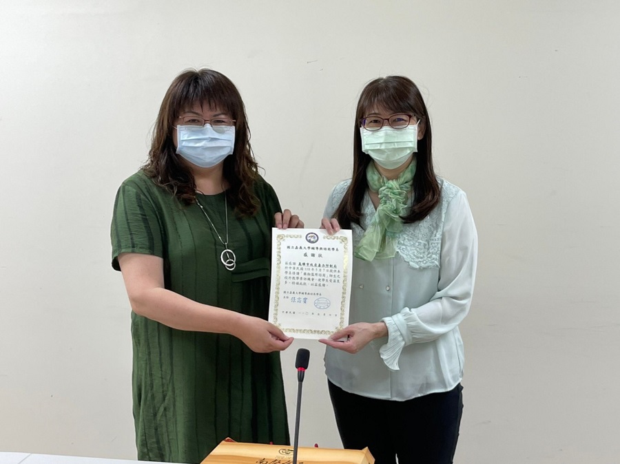 毒防局局長林瑩蓉(右)與嘉大助理教授朱惠英。 圖:高雄市政府/提供 毒防局局長林瑩蓉(右)與嘉大助理教授朱惠英。 圖:高雄市政府/提供