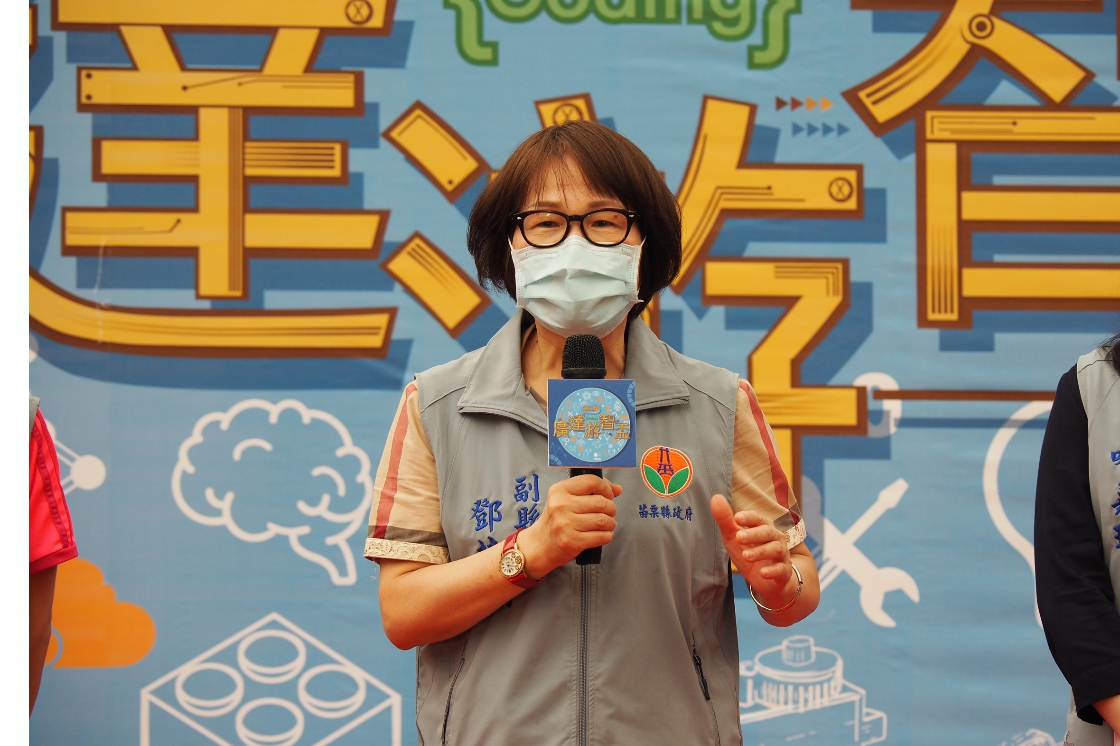 苗栗縣副縣長鄧桂菊致歡迎詞。 圖 : 廣達文教基金會 / 提供 苗栗縣副縣長鄧桂菊致歡迎詞。 圖 : 廣達文教基金會 / 提供
