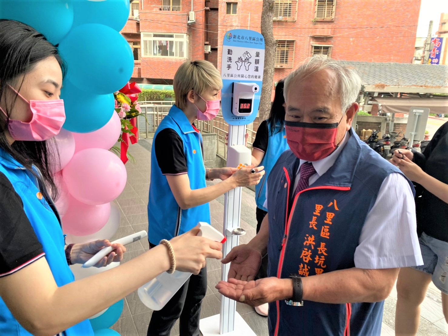 活動現場落實量體溫,消毒的防疫工作。 圖:八里區公所提供 活動現場落實量體溫,消毒的防疫工作。 圖:八里區公所提供