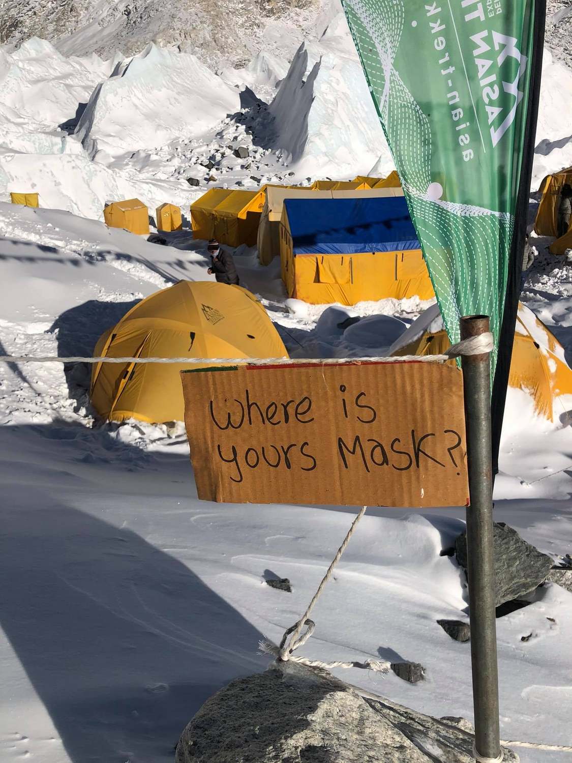「Everest ER」也四處張掛告示牌,提醒登山客「你的口罩呢」,呼籲做好防疫工作。 圖:翻攝自Everest ER臉書 「Everest ER」也四處張掛告示牌,提醒登山客「你的口罩呢」,呼籲做好防疫工作。 圖:翻攝自Everest ER臉書