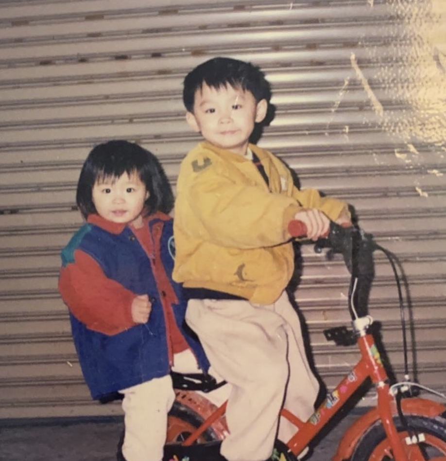 元元與哥哥童年合照。 圖:翻攝IG/1105ya 元元與哥哥童年合照。 圖:翻攝IG/1105ya