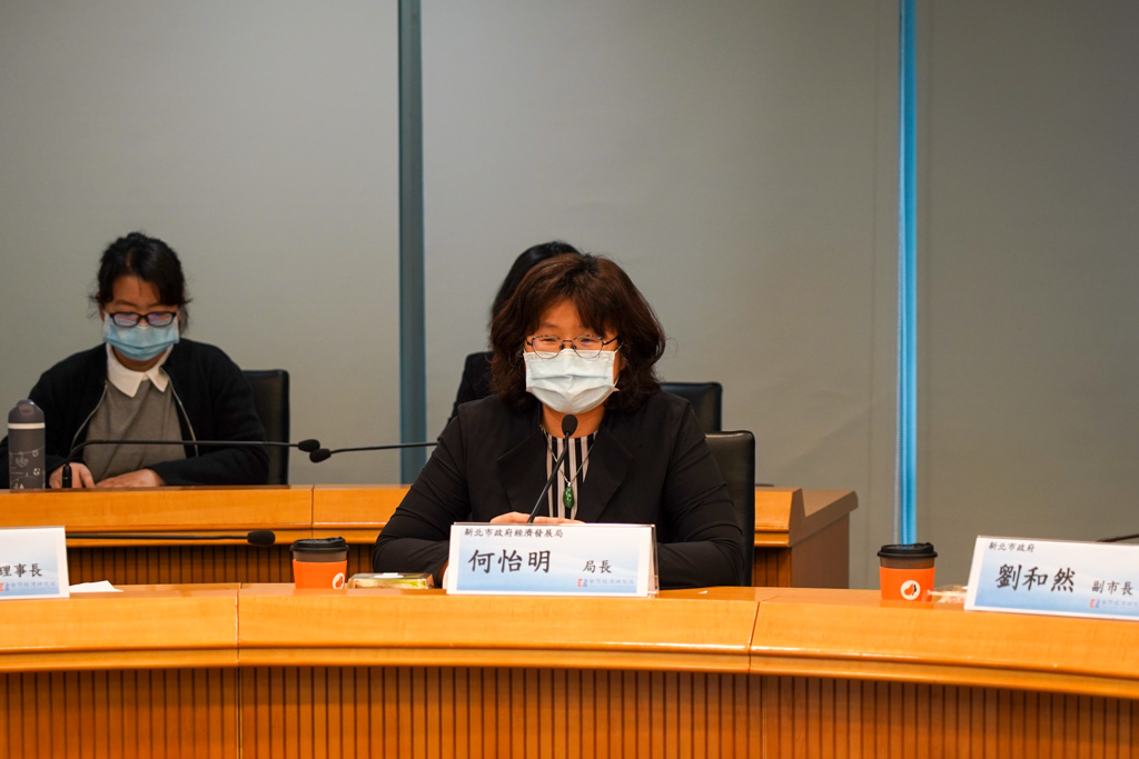 經發局長何怡明表示,因前次會議取得熱烈迴響,因此再次邀請產業代表及專家學者,期盼訂定出完善的產業發展條例協助企業長期發展。 圖:新北市政府經濟發展局提供。 經發局長何怡明表示,因前次會議取得熱烈迴響,因此再次邀請產業代表及專家學者,期盼訂定出完善的產業發展條例協助企業長期發展。 圖:新北市政府經濟發展局提供。