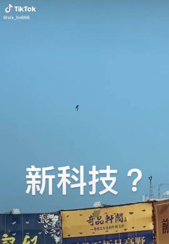 台中疑似出現有民眾以噴射背包飛上天引發熱議。 圖:翻攝自抖音「six_lin666」 台中疑似出現有民眾以噴射背包飛上天引發熱議。 圖:翻攝自抖音「six_lin666」