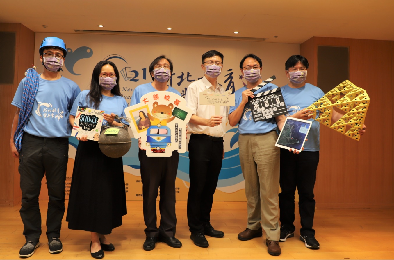 張明文局長揭曉2021新北教育豐年季名師群。 圖:新北市教育局提供。 張明文局長揭曉2021新北教育豐年季名師群。 圖:新北市教育局提供。