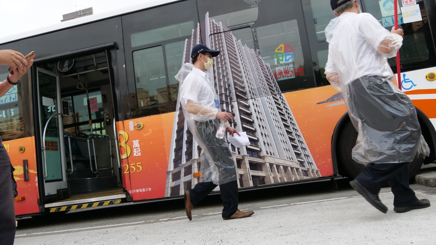公車由2小時一次改為每班次全車清潔消毒 圖:新北市交通局提供。 公車由2小時一次改為每班次全車清潔消毒 圖:新北市交通局提供。
