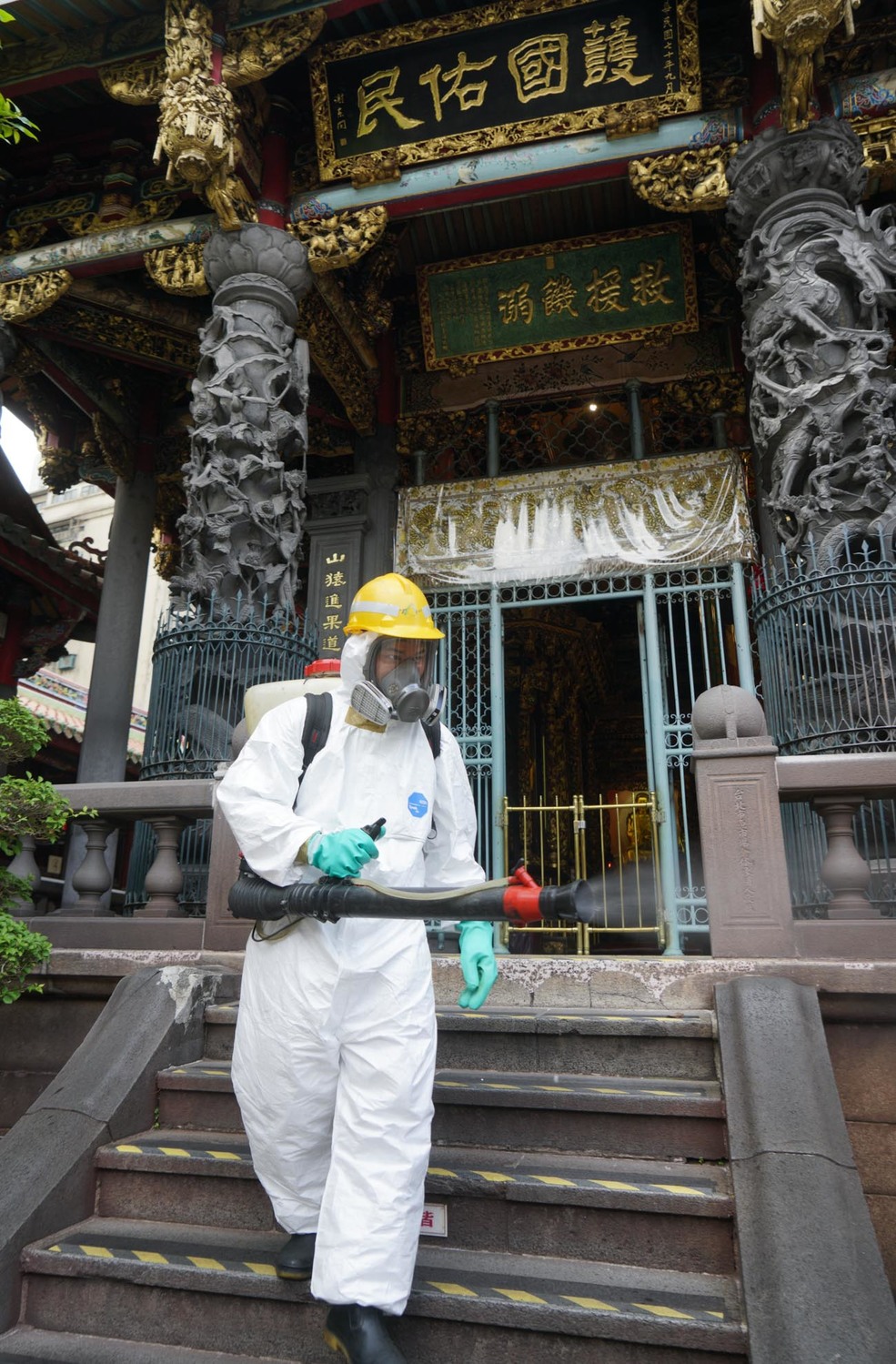 北市萬華龍山寺一帶的兩家清茶館出現兩例武漢肺炎確診案例後。北市環保局派員在龍山寺、艋岬公園和龍山寺周遭進行大消毒。 圖:張良一/攝 北市萬華龍山寺一帶的兩家清茶館出現兩例武漢肺炎確診案例後。北市環保局派員在龍山寺、艋岬公園和龍山寺周遭進行大消毒。 圖:張良一/攝
