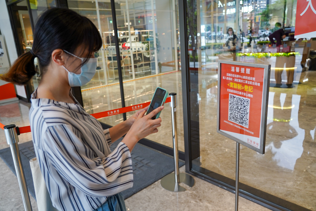 新莊宏匯廣場商場配合中央與地方政府落實防疫措施,嚴加要求民眾配戴口罩才能入內 圖:新北市經發局提供 新莊宏匯廣場商場配合中央與地方政府落實防疫措施,嚴加要求民眾配戴口罩才能入內 圖:新北市經發局提供