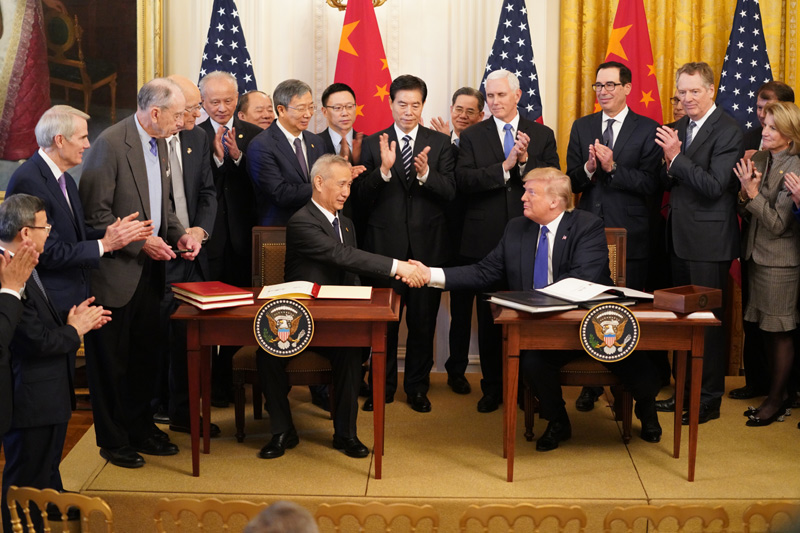 中國貿易談判代表劉鶴(坐者左起)與美國前總統川普,在2020年1月簽訂第一階段貿易協議。 圖:翻攝自中國政府網 中國貿易談判代表劉鶴(坐者左起)與美國前總統川普,在2020年1月簽訂第一階段貿易協議。 圖:翻攝自中國政府網