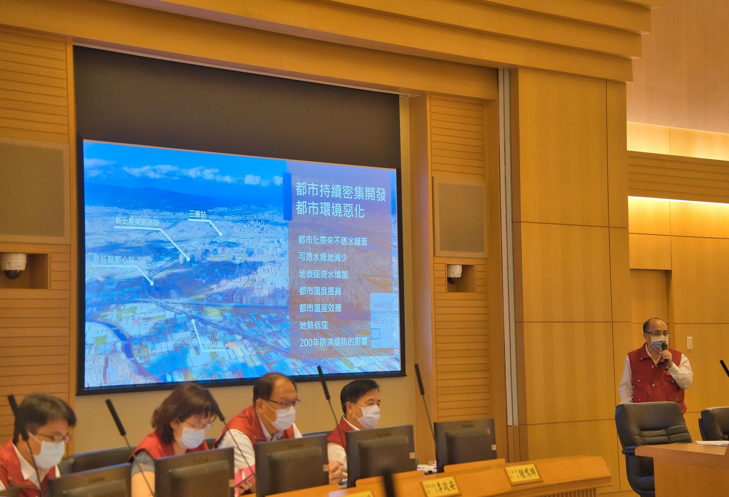 水利局長宋德仁簡報「智慧防汛平台」,自動監測並發出警示,可於更短時間掌握水情資訊。 圖:新北市水利局提供 水利局長宋德仁簡報「智慧防汛平台」,自動監測並發出警示,可於更短時間掌握水情資訊。 圖:新北市水利局提供