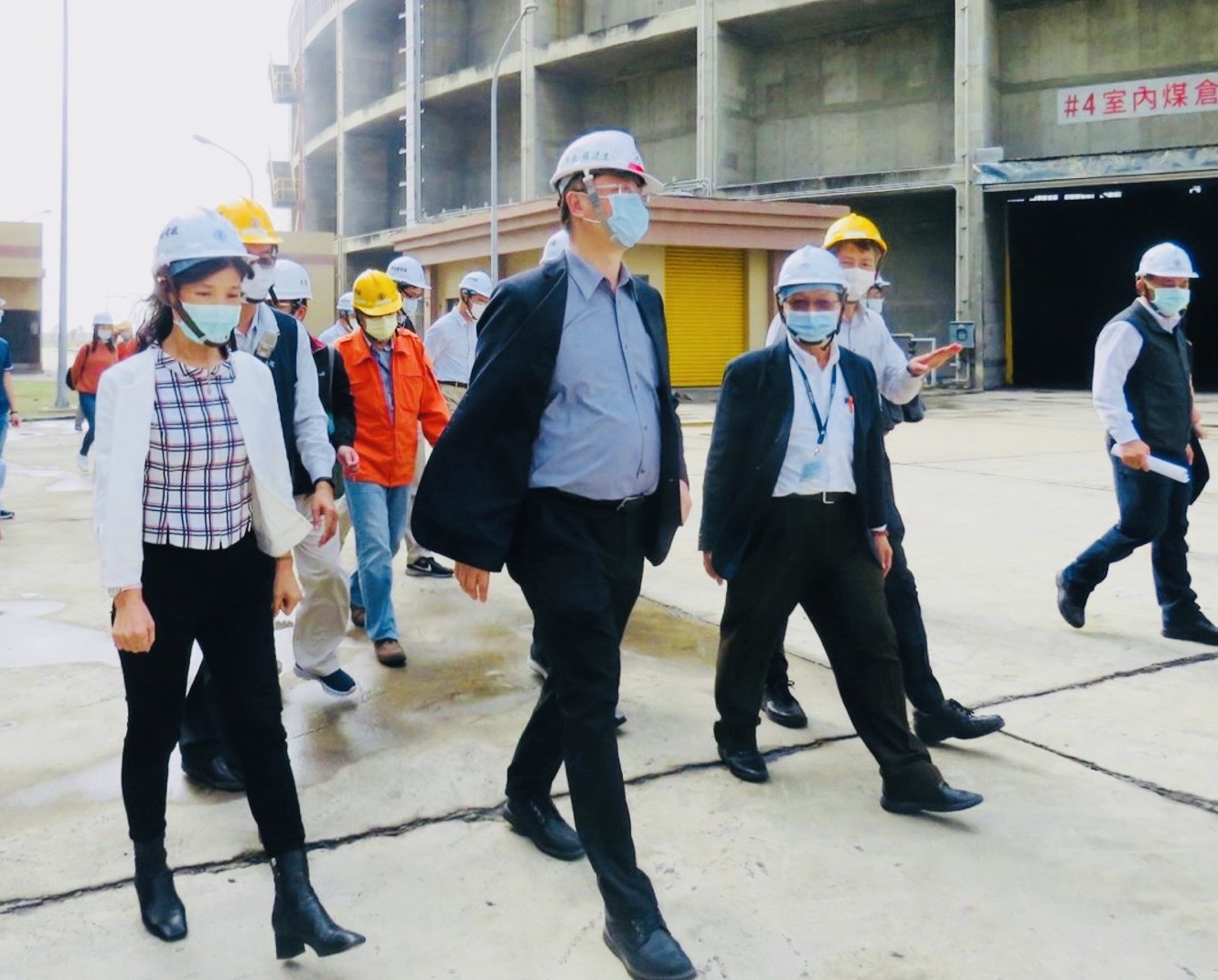 羅達生(左二)視察興達電廠降載減排情形。 圖:高雄市政府/提供 羅達生(左二)視察興達電廠降載減排情形。 圖:高雄市政府/提供
