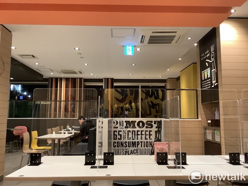 日本麥當勞等也都用隔板來防止傳染 圖:劉黎兒攝影 日本麥當勞等也都用隔板來防止傳染 圖:劉黎兒攝影