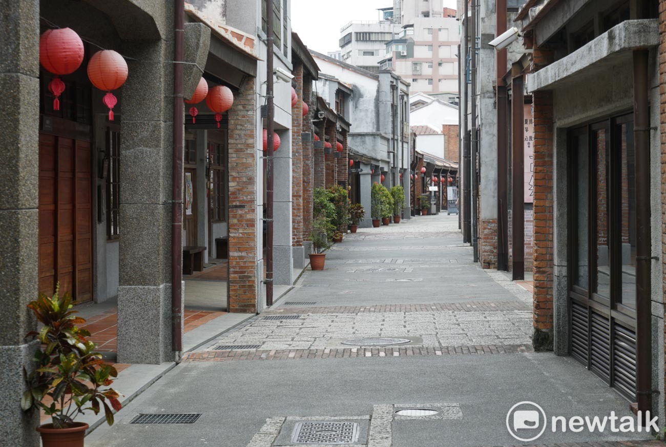 相當受到觀光客喜愛的剝皮寮街區出現難得一見的空蕩蕩景象。 圖:張良一/攝 相當受到觀光客喜愛的剝皮寮街區出現難得一見的空蕩蕩景象。 圖:張良一/攝