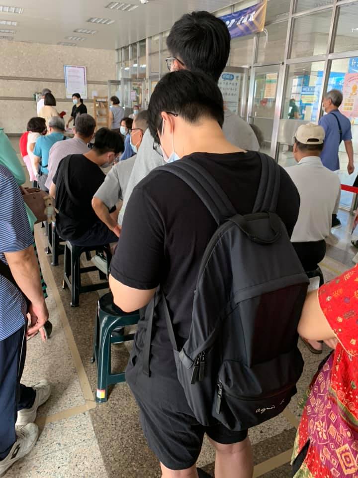 狄志為曝現場排隊亂象,認為動線應該要規劃的更完善。 圖:翻攝自狄志為臉書 狄志為曝現場排隊亂象,認為動線應該要規劃的更完善。 圖:翻攝自狄志為臉書