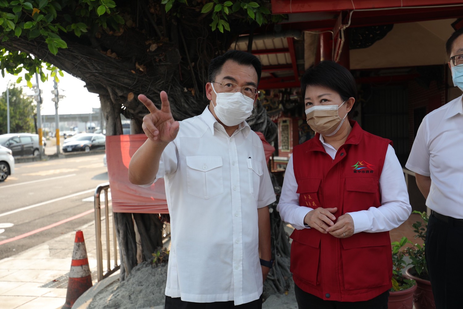 台中市長盧秀燕與警察局長楊源明上街頭視察交通情形。 圖:台中市政府/提供 台中市長盧秀燕與警察局長楊源明上街頭視察交通情形。 圖:台中市政府/提供