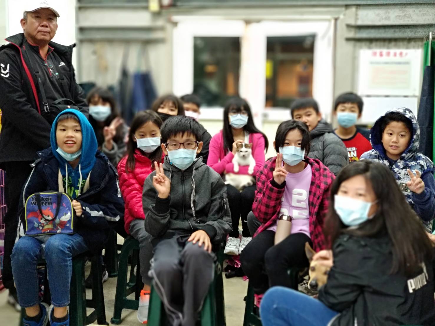 金美國小任老師帶領畢業班同學來三芝動物之家探索汪喵星人萌世界。 圖:新北市動保處提供 金美國小任老師帶領畢業班同學來三芝動物之家探索汪喵星人萌世界。 圖:新北市動保處提供