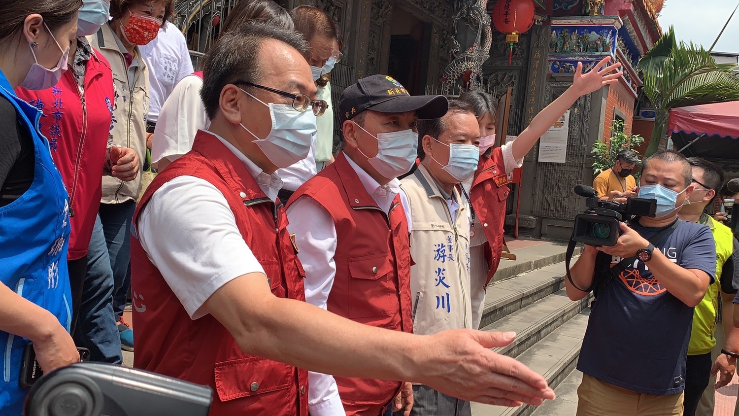 侯友宜視察中和區防疫消毒大隊執行情形 圖:新北市環保局提供。 侯友宜視察中和區防疫消毒大隊執行情形 圖:新北市環保局提供。
