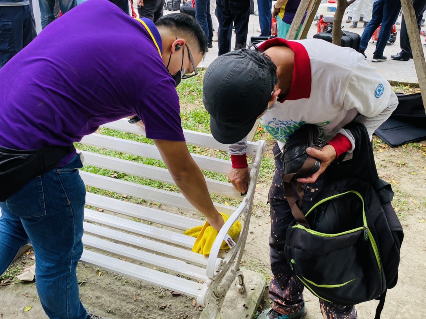 新北市政府在各公共場所消毒;圖為三重區六張公園視察公園遊具消毒情形。 圖:新北市民政局提供 新北市政府在各公共場所消毒;圖為三重區六張公園視察公園遊具消毒情形。 圖:新北市民政局提供