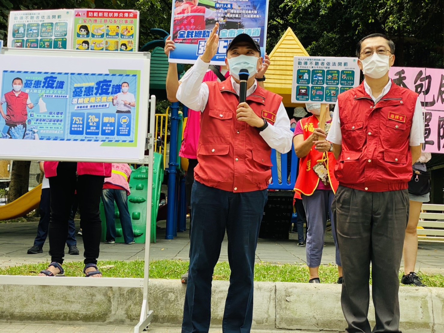 侯友宜今早前往三重區視察消毒情形,區長陳奇正陪同。 圖:新北市民政局提供 侯友宜今早前往三重區視察消毒情形,區長陳奇正陪同。 圖:新北市民政局提供