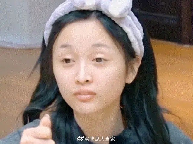 她在節目上公開素顏的樣子,化妝前後差異極大,引起不少網友討論。 圖:翻攝自微博 她在節目上公開素顏的樣子,化妝前後差異極大,引起不少網友討論。 圖:翻攝自微博