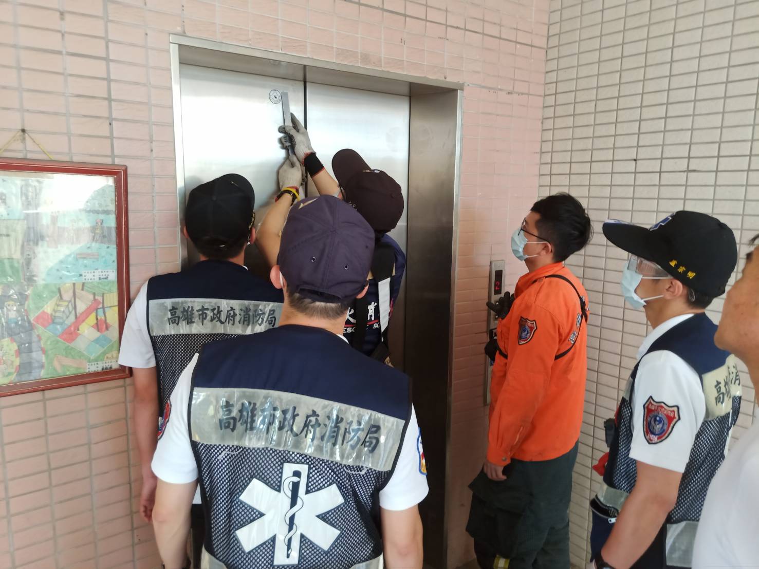 今(14)日稍早卻傳出高雄市有國小學童受困電梯中,消防隊已經前往救援 圖:民眾 / 提供 今(14)日稍早卻傳出高雄市有國小學童受困電梯中,消防隊已經前往救援 圖:民眾 / 提供