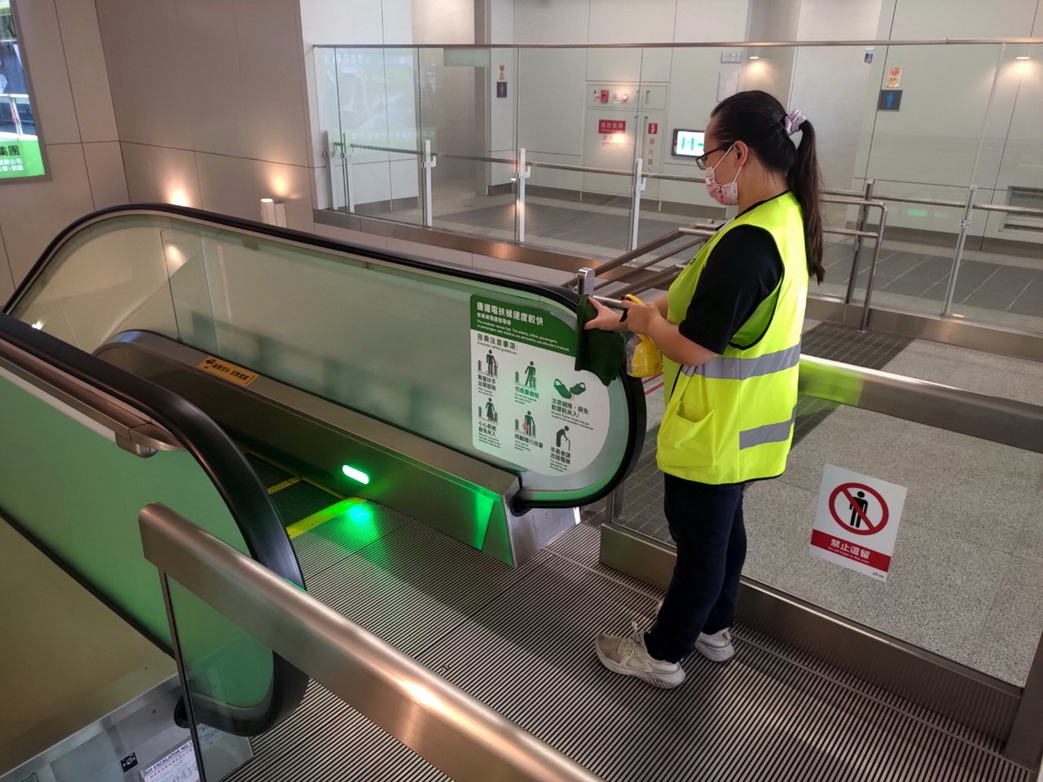 民眾在車站常碰觸的設備均定時消毒。 中捷/提供 民眾在車站常碰觸的設備均定時消毒。 中捷/提供