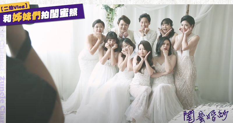 二伯與姐妹拍攝15週年閨蜜婚紗。 圖:翻攝Youtube/二伯 二伯與姐妹拍攝15週年閨蜜婚紗。 圖:翻攝Youtube/二伯