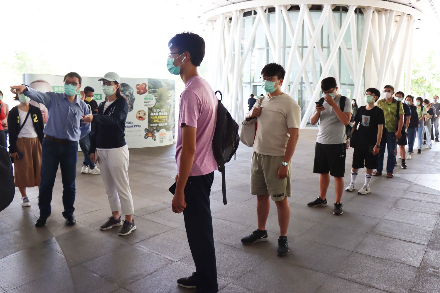 場館外進行人流管制。 圖:高市文化局/提供 場館外進行人流管制。 圖:高市文化局/提供