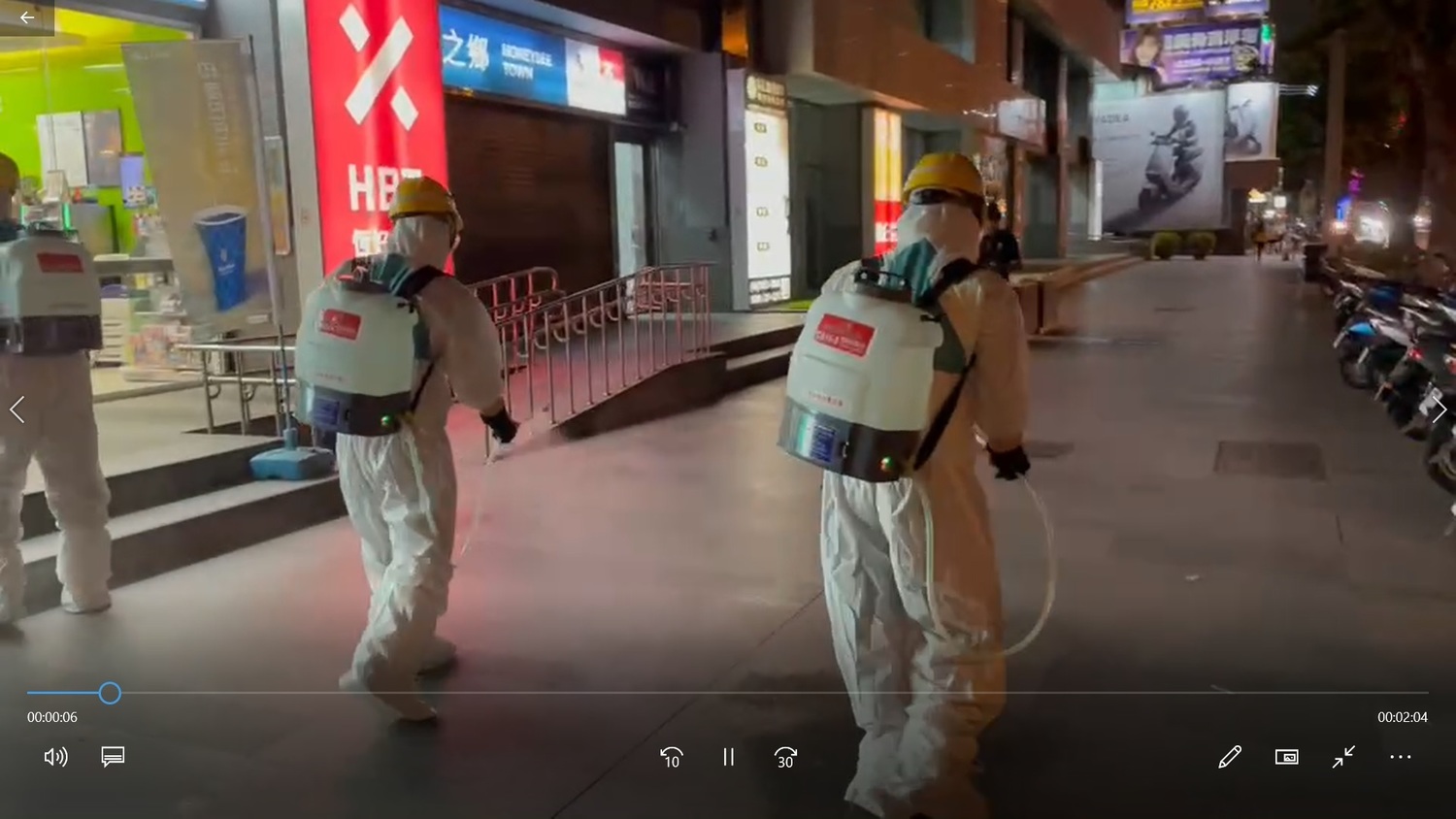 台中市環保局連夜到確診個案足跡相關地點消毒。 圖 : 台中市政府/提供 台中市環保局連夜到確診個案足跡相關地點消毒。 圖 : 台中市政府/提供